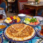 Colazione marocchina con msemen, miele e tè alla menta in un caffè di Marrakech