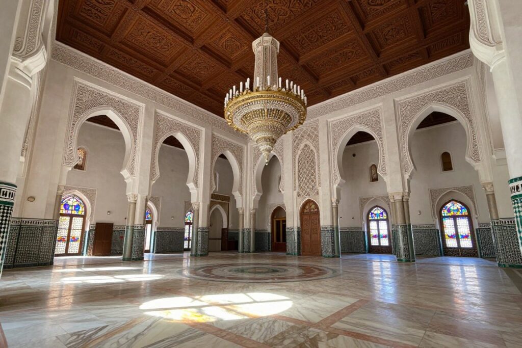 Interno della Moschea Hassan II a Casablanca durante il tour marocco 10 giorni