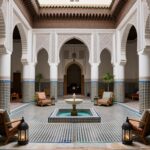Interno di un tradizionale riad marocchino con cortile centrale - Guida di Viaggio in Marocco