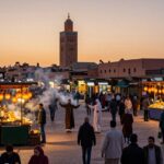 La vivace piazza Djemaa el-Fna di Marrakech al tramonto - Guida di Viaggio in Marocco