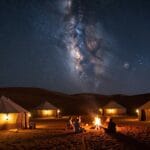 Notte stellata in un campo tendato nel deserto del Sahara marocchino