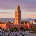 Moschea Koutoubia: Il Simbolo e Minareto di Marrakech 2026 4 Panorama di Marrakech con la Medina e la Moschea Koutoubia al tramonto