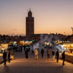 Moschea Koutoubia: Il Simbolo e Minareto di Marrakech 2026 2 Piazza Jemaa el-Fna a Marrakech al tramonto piena di vita e bancarelle durante un tour marocco di 7 giorni