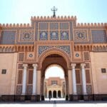 Tour e Escursioni da Meknes 1 Puerta monumental Bab Mansour en Meknes, ejemplo de arquitectura imperial al viajar a Marruecos