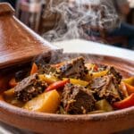 Street Food di Marrakech: Guida Completa Jemaa el-Fnaa 2026 6 Tajine tradizionale marocchino con carne e verdure a Marrakech