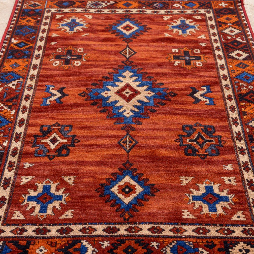 Tappeto berbero con motivi tradizionali e colori naturali