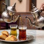 Dove Mangiare a Marrakech: Dai Rooftop Panoramici allo Street Food Autentico 5 Tè alla menta servito in modo tradizionale in un caffè di Marrakech