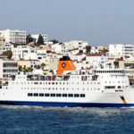 Traghetto in arrivo al porto di Tangeri con vista sulla città - Guida di Viaggio in Marocco