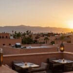 Street Food di Marrakech: Guida Completa Jemaa el-Fnaa 2026 4 Tramonto sui tetti di Marrakech visto da un rooftop ristorante