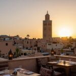 Moschea Koutoubia: Il Simbolo e Minareto di Marrakech 2026 3 Vista panoramica dai tetti di Marrakech con la Koutoubia sullo sfondo al tramonto