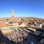 Vista panorámica de Marrakech con la Mezquita Koutoubia y la plaza Jemaa el-Fna, destino esencial al viajar a Marruecos