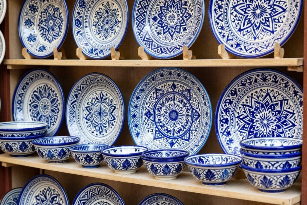 Ceramiche tradizionali marocchine con motivi blu di Fes esposte nel souk Ceramiche tradizionali marocchine con motivi blu di Fes esposte nel souk