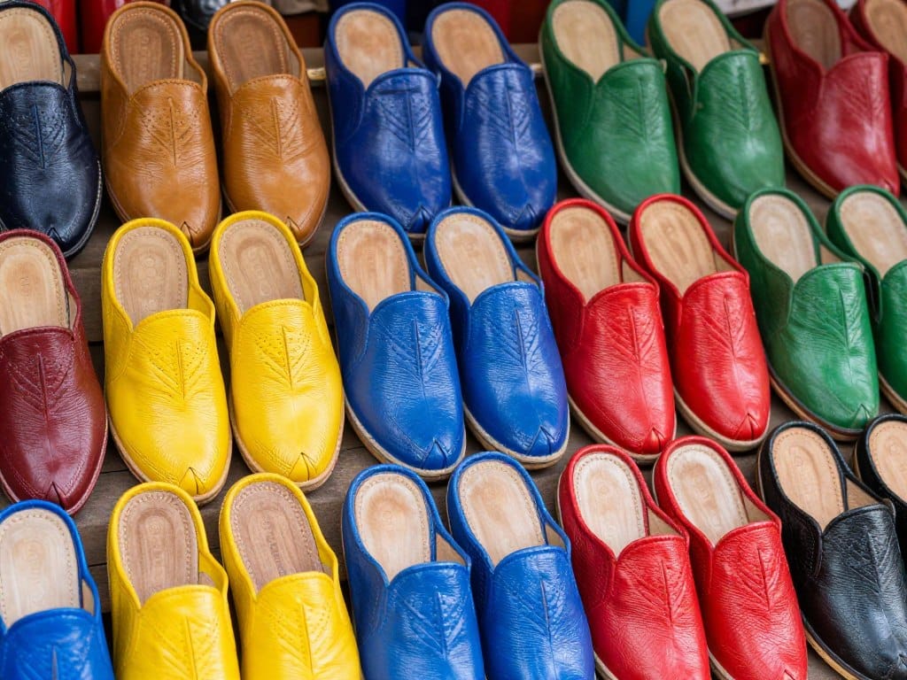 Coloratissime babouche (pantofole marocchine) esposte nel souk di Marrakech Coloratissime babouche (pantofole marocchine) esposte nel souk di Marrakech