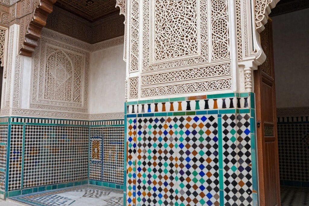 Dettaglio degli intricati mosaici e decorazioni nel Palazzo Bahia, guida marrakech Dettaglio degli intricati mosaici e decorazioni nel Palazzo Bahia, guida marrakech
