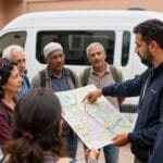 I 10 Migliori Tour da Marrakech: Guida Completa alle Escursioni 2026 5 Gruppo di turisti durante un tour da Marrakech con guida che spiega cosa è incluso