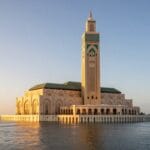 Cosa Fare a Casablanca: Esperienze e Attività Imperdibili 2026 1 La maestosa Moschea Hassan II di Casablanca, prima tappa del tour 6 giorni Non puoi saltare la Villa des Arts. Questo centro culturale, ospitato in un bellissimo edificio in stile coloniale francese, offre mostre di arte contemporanea di alto livello. È un punto di riferimento per gli amanti dell’arte e un luogo dove respirare la creatività della città. città imperiali